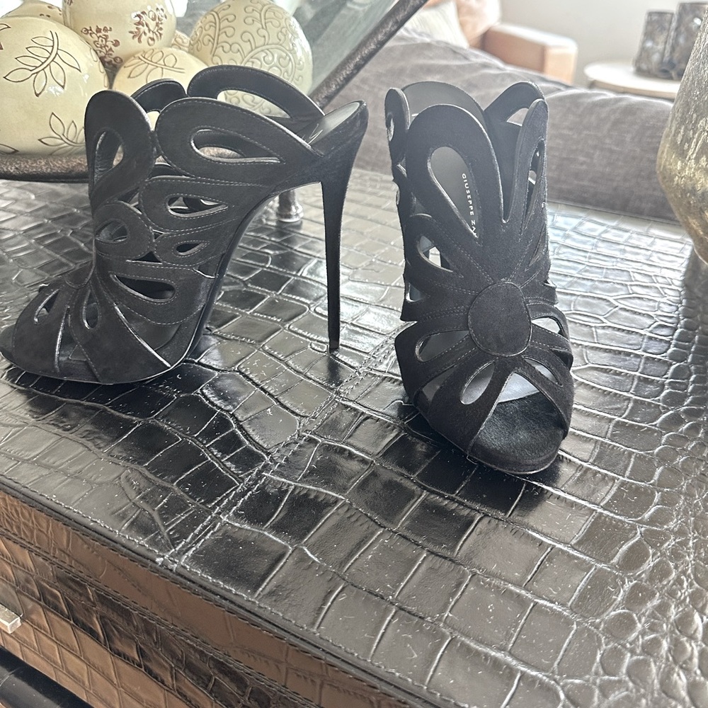 Never worn Giuseppe Zanotti Black Suede cut out Mules 5.5 inch heel GORGEOUS 💎